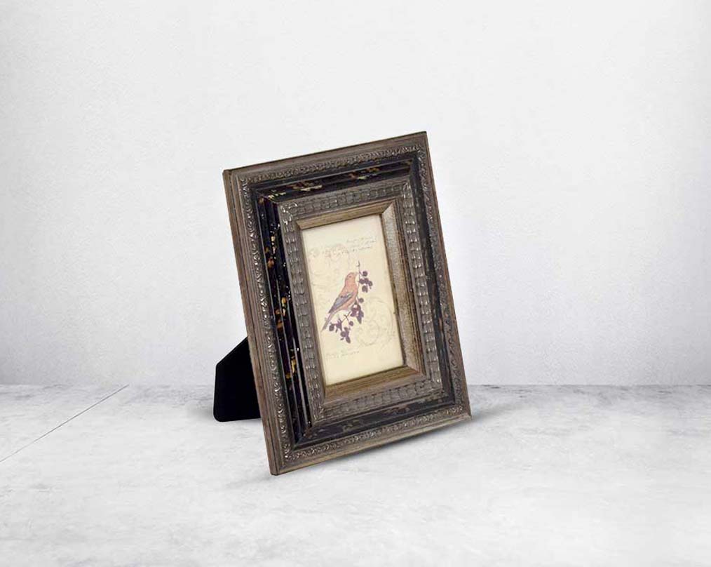 Photo frame in wood with decorative border in classic design.
