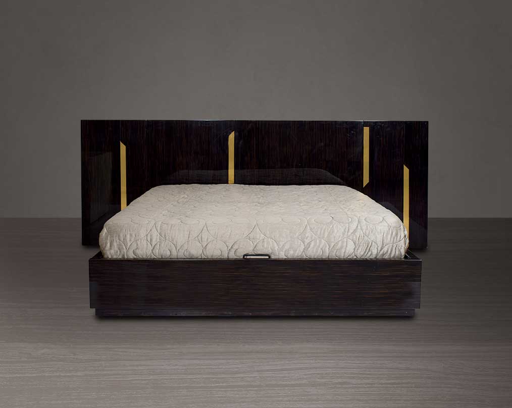 This elegant king bed comes with dark walnut veneer headboard with hydraulic lift storage. This is complemented by gold-finished stainless-steel inlay trim on the headboard which gives a chic modern feel.
