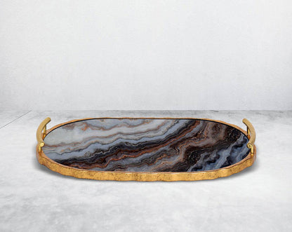 Oval tray in marble finish with gold frame with handle in hammered metal