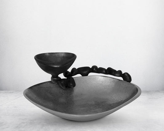 This aluminium platter finished in nickel & grey brings a rich contemporary look to your living or dining room . It is perfect for serving appetisers & starters making the presentation very stylish.