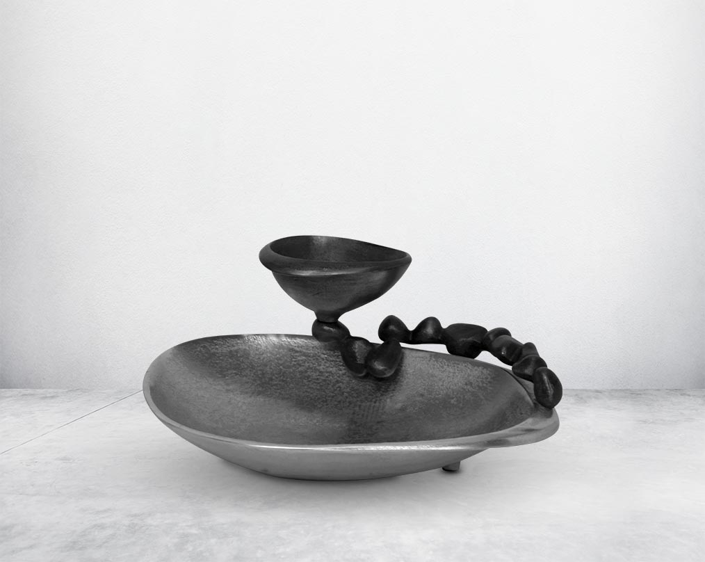 This aluminium platter finished in nickel & grey brings a rich contemporary look to your living or dining room . It is perfect for serving appetisers & starters making the presentation very stylish.