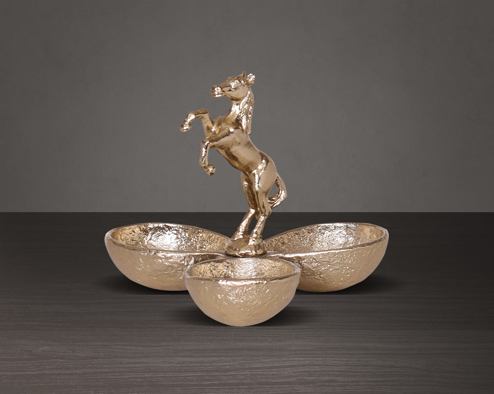 This attractive matt gold-finished aluminium tri bowl with horse handle makes for a perfect serving for any occasion. It features three bowls to have condiments with a swirl handle design for easy handling.