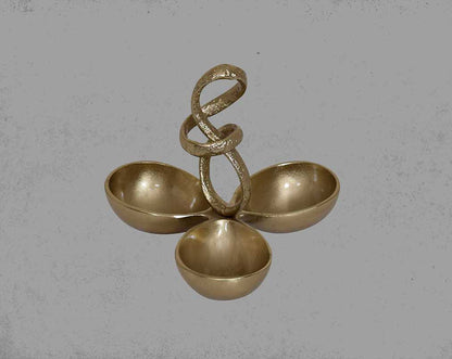 This attractive gold-finished aluminum tri bowl makes for a perfect serving for any occasion.