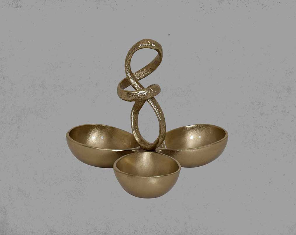 This attractive gold-finished aluminum tri bowl makes for a perfect serving for any occasion.